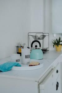 een keukenbar met een blender en andere artikelen erop bij El garage in Esquel