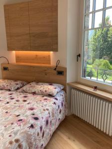 a bedroom with a bed and a window at B&B Villa Cortese in Clusone