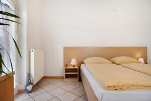 Een bed of bedden in een kamer bij Residence zum Roessl 206