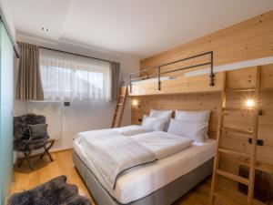 una camera con letto a castello e scala di Stoaberg Lodge a Sankt Ulrich am Pillersee