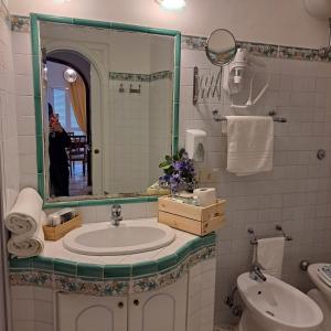 uma casa de banho com um lavatório e um espelho em La Caletta Praiano Smart working in totale relax immersi nella natura incontaminata em Praiano