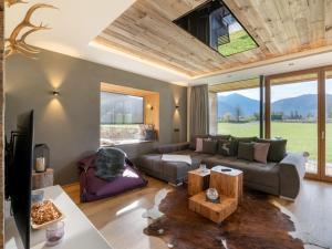 un soggiorno con divano e TV di Stoaberg Lodge a Sankt Ulrich am Pillersee