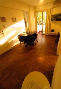 a living room with a table and chairs and a dining room at Departamento en el centro de Córdoba in Cordoba