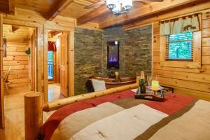 une chambre avec un lit dans une pièce en bois dans l'établissement Beary Cozy Cabin, à Sevierville