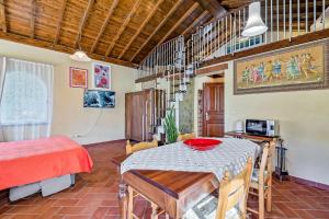 - une salle à manger avec une table et un lit dans l'établissement Casa vacanze Ester, à Polverara