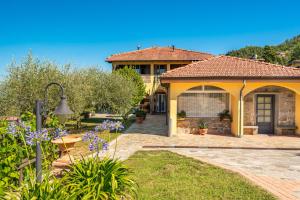a house with a garden with purple flowers at Casa vacanze Ester in Polverara