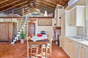 uma cozinha com uma mesa e cadeiras e um lavatório em Casa vacanze Ester em Polverara