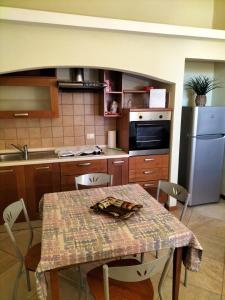 薩薩里的住宿－casa di Carlo e Chiara，厨房配有桌椅和冰箱。