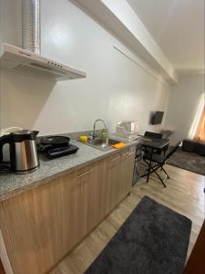 - une cuisine avec un évier et un comptoir dans l'établissement MesaVirre Garden Residences Unit 402, à Bacolod