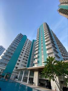 bâtiment en aominium avec piscine en face dans l'établissement MesaVirre Garden Residences Unit 402, à Bacolod