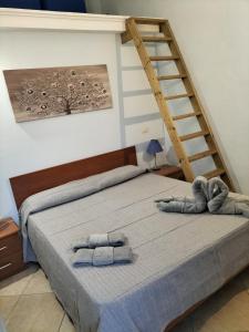 薩薩里的住宿－casa di Carlo e Chiara，一间卧室配有一张床,上面有两条毛巾