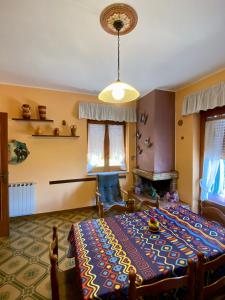 - une chambre avec un lit et une table dans l'établissement Villa Maria - Sant'Angelo di Brolo, à Contura