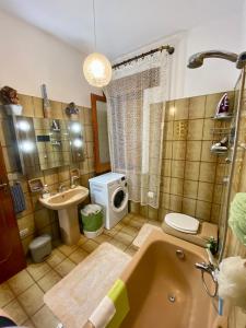 La salle de bains est pourvue d'une baignoire, de toilettes et d'un lavabo. dans l'établissement Villa Maria - Sant'Angelo di Brolo, à Contura