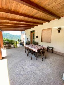 d'une terrasse avec une table et des chaises et une vue. dans l'établissement Villa Maria - Sant'Angelo di Brolo, à Contura