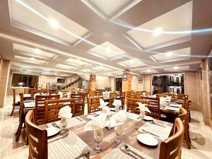 Kunhar Hotel RiverSide Block tesisinde bir restoran veya yemek mekanı