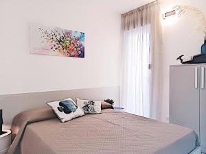 - une chambre avec un lit et une peinture murale dans l'établissement Residence Green Life, à Bibione