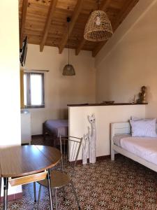 salon z kanapą i stołem w obiekcie Pension Gabino (rooms) w mieście El Ganso