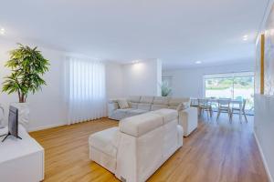 sala de estar con sofá blanco y mesa en Casa D'Areia a 1 km da Praia., en Vila Praia de Âncora