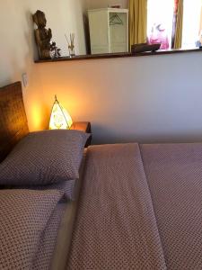 El GansoにあるPension Gabino (rooms)のベッドルーム1室(ベッド2台、テーブルの上にランプ付)