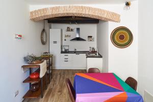 kuchnia z kolorowym stołem w pokoju w obiekcie L'Oasi nel Borgo w mieście Monteroduni
