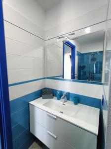 uma casa de banho com um lavatório branco e um espelho. em Casale Forno Vecchio em Tramonti