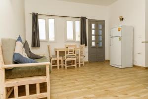 ein Wohnzimmer mit einem Kühlschrank und einem Tisch in der Unterkunft Elite Residence Dahab in Dahab