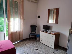 アーバノ・テルメにあるAl Corso delle Terme, 191のベッドルーム(デスク、テレビ、椅子付)
