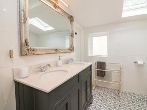 een badkamer met een wastafel en een spiegel bij Westgate Cottage in Lapford +14 foto's