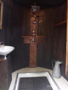 La salle de bains est pourvue d'un lavabo et d'une baignoire à côté d'un lavabo. dans l'établissement les tonneaux de Lisores, à Lisores