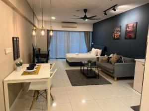 クアラルンプールにあるSummer suites near klccのソファとベッドのあるリビングルーム