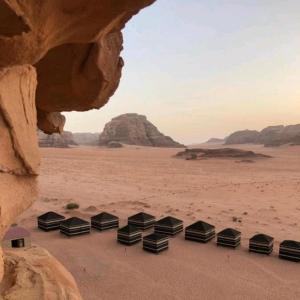 Un groupe d'objets noirs dans le désert dans l'établissement joy of life, à Wadi Rum