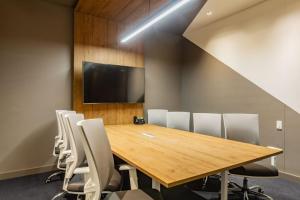 a conference room with a wooden table and chairs at Apartamento moderno in Bogotá +1 photo