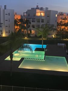 Bazén v ubytování Apartamento en Resort De Golf nebo v jeho okolí