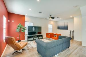 un soggiorno con divano e TV di Modern Houston Haven Near Downtown Attractions! a Houston