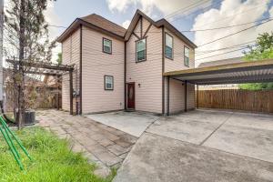 una casa con garage e recinzione di Modern Houston Haven Near Downtown Attractions! a Houston
