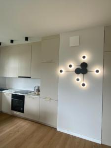 een keuken met witte kasten en een plafondventilator bij Apartament PORTO in Gdańsk
