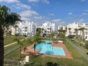 Bazén v ubytování Apartamento en Resort De Golf nebo v jeho okolí