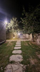 einen Steinweg in einem Hof in der Nacht in der Unterkunft Green orchard skardu in Skardu