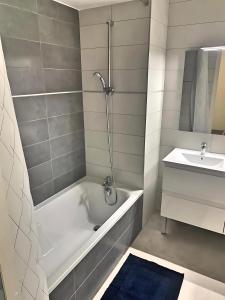 A bathroom at Appartement neuf, Monaco avec vue mer