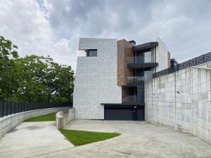 een modern huis met een stenen gevel bij MANTULENE Apartments - Basque Stay in San Sebastian