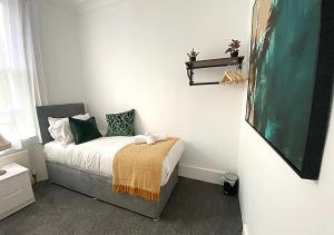 Ein Bett oder Betten in einem Zimmer der Unterkunft Samdel Camden Engels Suite