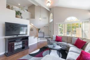 uma sala de estar com um sofá e uma televisão de ecrã plano em A Perfect Getaway in The Wine Country em Santa Rosa