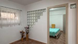 une chambre avec un miroir et une chambre avec un lit dans l'établissement Appartamento L'Ulivo, à Brancaleone Marina