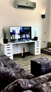 Uma TV ou centro de entretenimento em Elite Residence Dahab