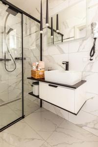 Ένα μπάνιο στο Apartamenty Marinet