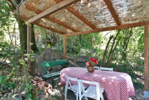 una mesa y sillas bajo una pérgola de madera en Villa Marilu, en Capannori