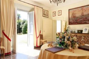 una sala de estar con una mesa con flores. en Villa Marilu, en Capannori