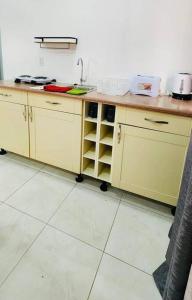 Kuchyň nebo kuchyňský kout v ubytování Studio Apartment Near the Beach