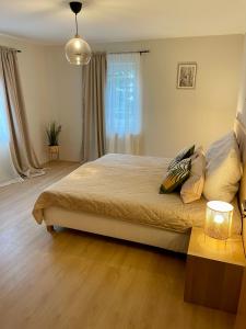 um quarto com uma cama grande com almofadas em Visit_Oberhof_2 em Oberhof