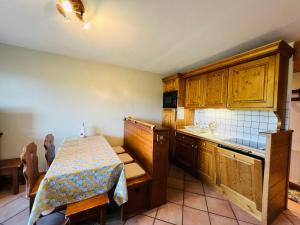 Η κουζίνα ή μικρή κουζίνα στο Appartement Savoyard Confortable aux Saisies avec Piscine 6 pers, Proche Pistes et Commerces - FR-1-293-224